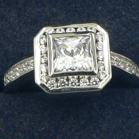 LUSTRO STELLA Sz 9 Swarovski Zirconia Halo Ring - Picture 1 of 6